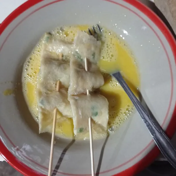 Kocok lepas telur dan kaldu bubuk, celupkan lumpia ayam.