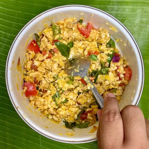 Tambahkan bumbu halus, garam, lada bubuk dan gula pasir.