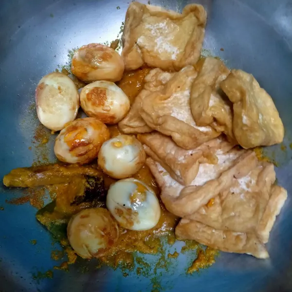 Masukkan telur dan tahu aduk merata.