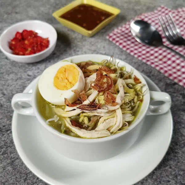Sajikan soto ayam dengan semua pelengkapnya.