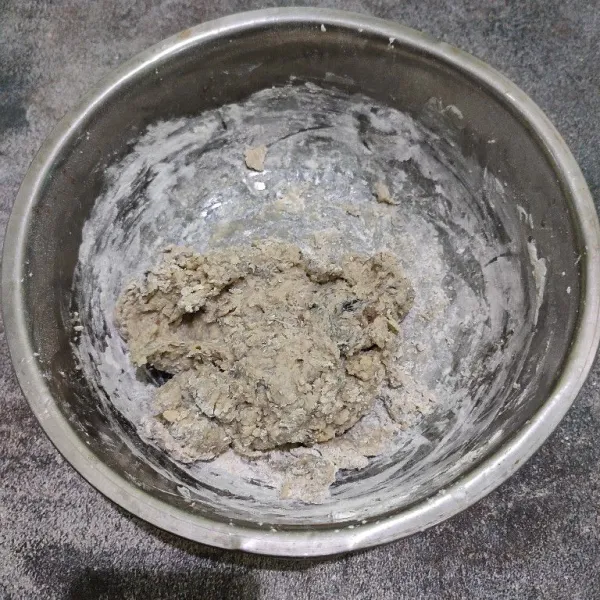 Aduk rata dengan sendok atau spatulla. Jangan di uleni agar tidak keras.