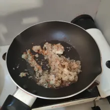 Haluskan bawang merah, bawang putih dan pala, tumis hingga wangi.