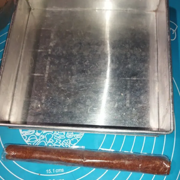Lalu tata kacang tanah memanjang diatas plastik, gulung memanjang, saya ukur dengan loyang yang akan dipakai, lalu simpan kacang kedalam kulkas.