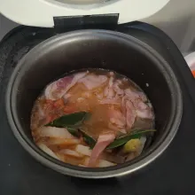Masukan daging slice, bumbu tumis, daun salam dan batang serai ke rebusan lobak.