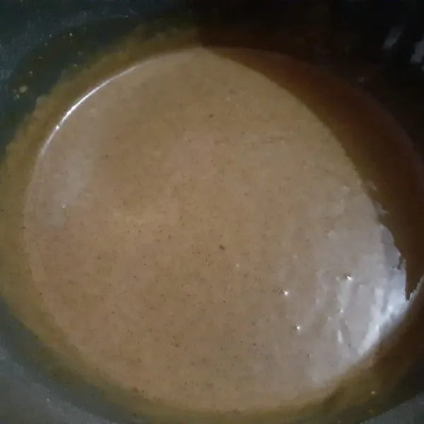 Baru masukkan tepung dan baking powder, kocok sampai licin, sisihkan.