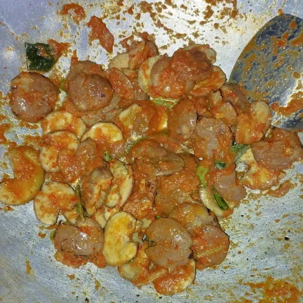 Masukkan jengkol, aduk hingga rata.