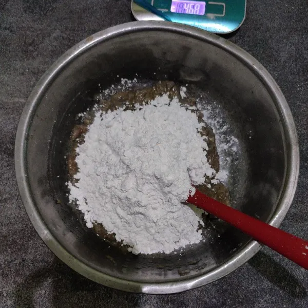 Masukkan terigu dan tapioka.