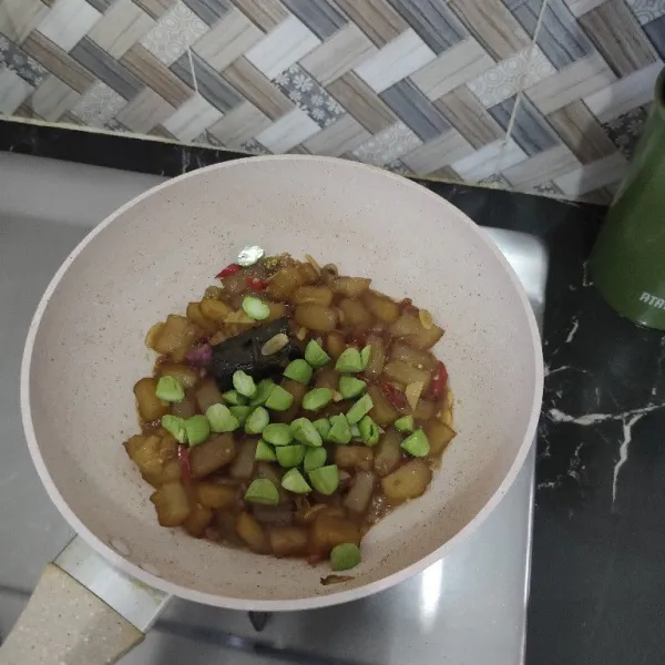 Masukkan pete aduk rata masak hingga pete setengah layu lalu angkat dan sajikan.
