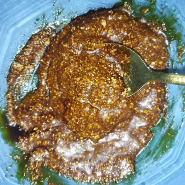 Campur kacang tanah halus, garam, kecap manis, dan minyak goreng. Aduk rata.