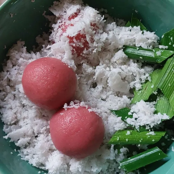 Angkat dan gulingkan di atas kelapa parut kukus.