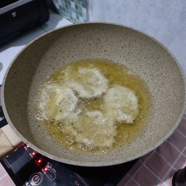 Setelah itu goreng dalam minyak panas dengan api sedang hingga setengah matang, lalu tiriskan.