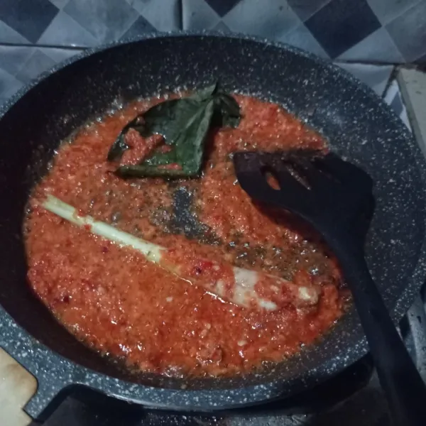 Tumis bumbu halus, daun salam, dan sereh sampai matang.