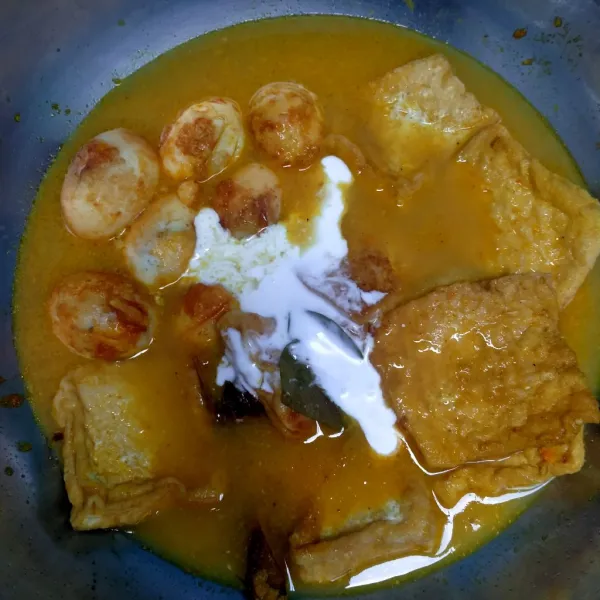 Masukkan santan.