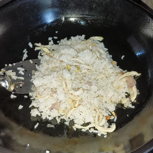 Masukkan nasi putih dan aduk-aduk sampai tercampur rata.