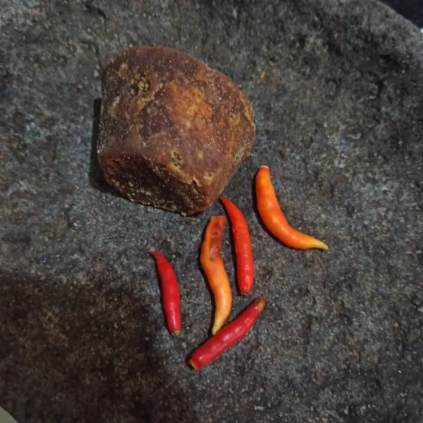 Siapkan bumbu kacang. Haluskan cabai lalu gula merah.