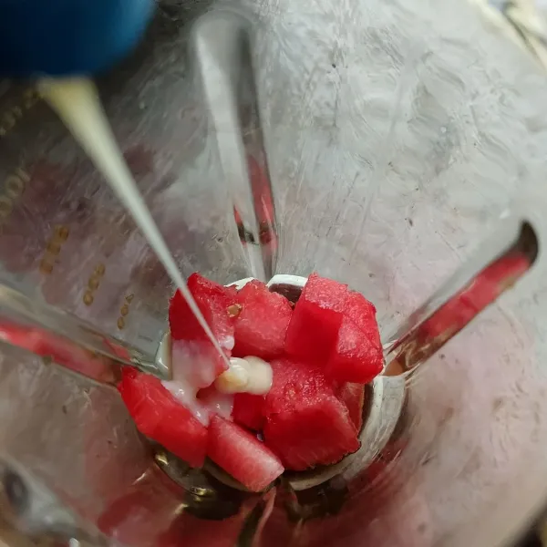Tambahkan krimer kental manis dan gula pasir.