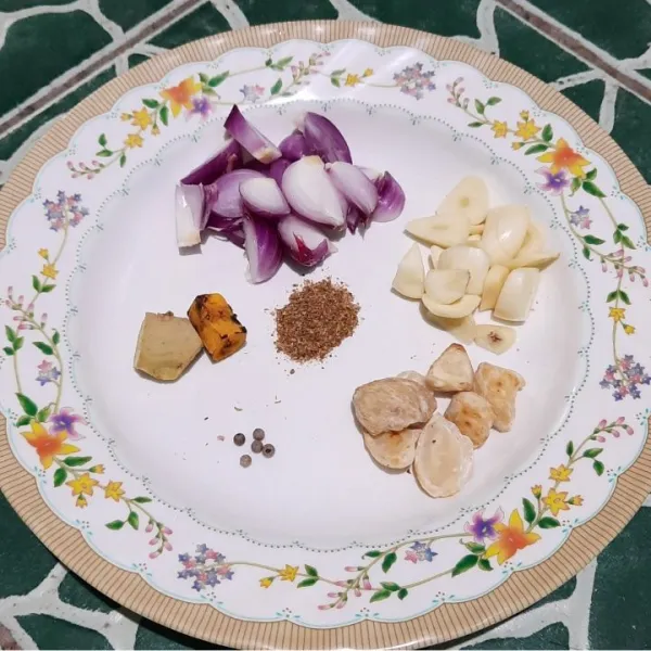 Siapkan bahan bumbu halus yaitu bawang merah, bawang putih, jahe, dan kunyit yang sudah di bakar serta ketumbar.