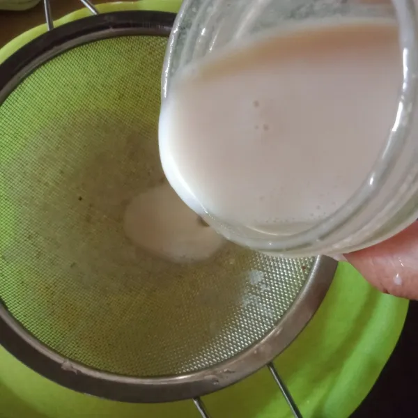 Proses dengan blender hingga halus kemudian saring.