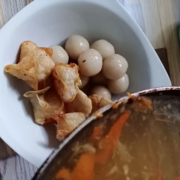 Tata bakso aci di wadah lalu siram dengan kuah. Sajikan.