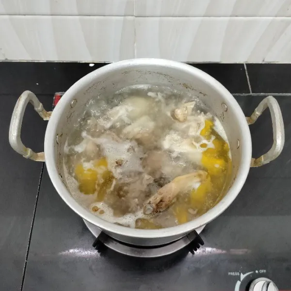 Lalu masukkan air dan rebus ayam hingga setengah empuk.