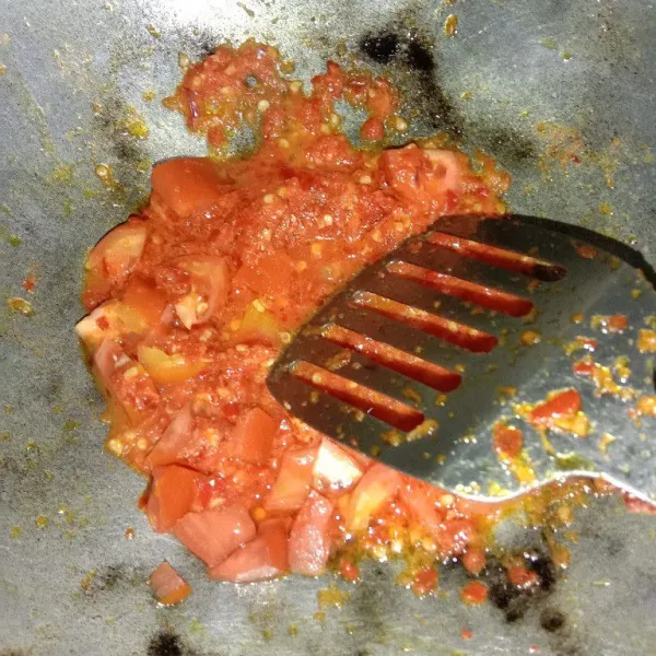 Haluskan cabai merah keriting, bawang putih, bawang merah, dan lada bubuk, lalu tumis hingga harum. Kemudian masukkan potongan tomat dan cabai rawit merah, tumis hingga tomat layu