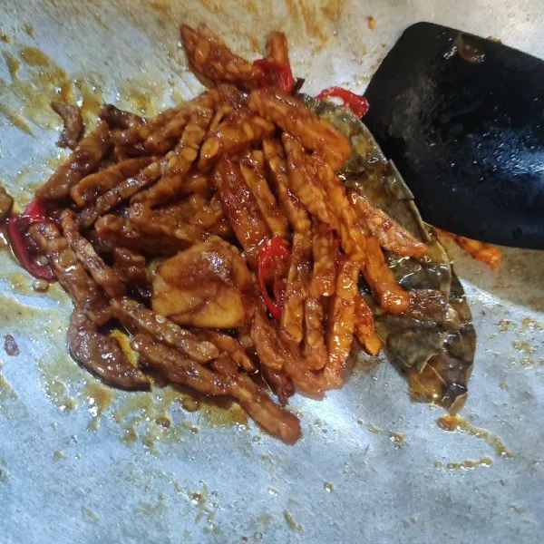 Aduk dan masak hingga bumbu meresap, cek rasa dan siap disajikan.