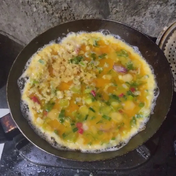 Goreng dalam wajan anti lengket hingga kedua sisi kokoh. Angkat dan tiriskan.