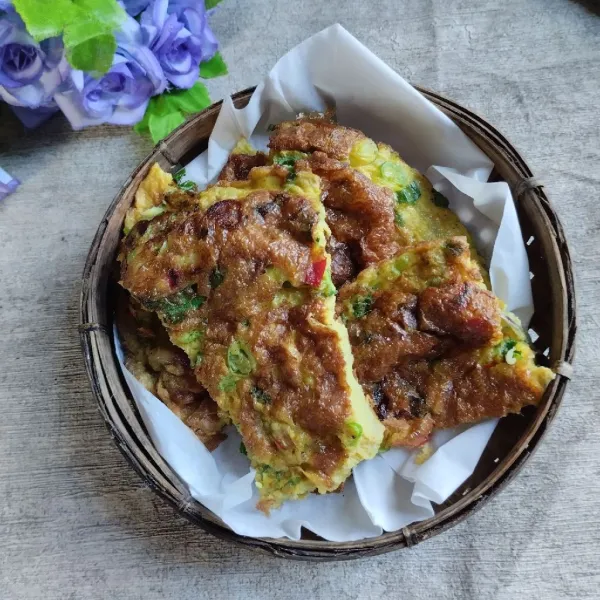 Potong telur sesuai selera dan sajikan.