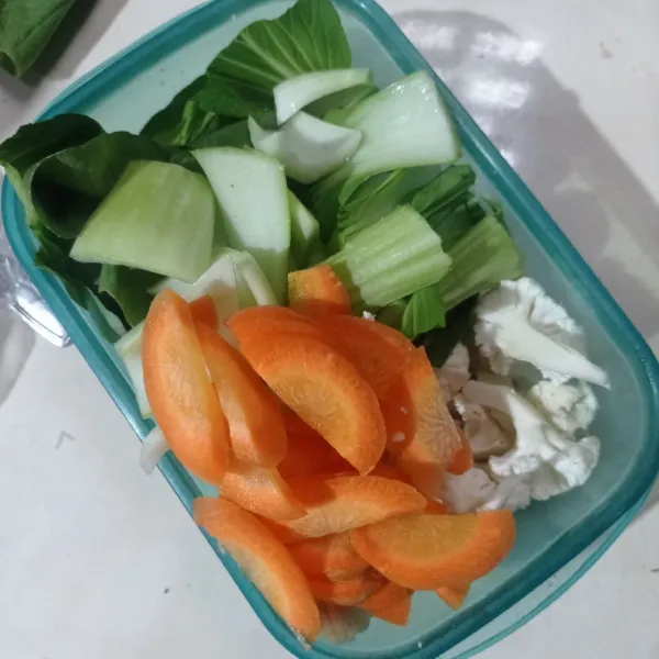 Potong pakcoy, wortel, dan kembang kol, cuci sampai bersih.