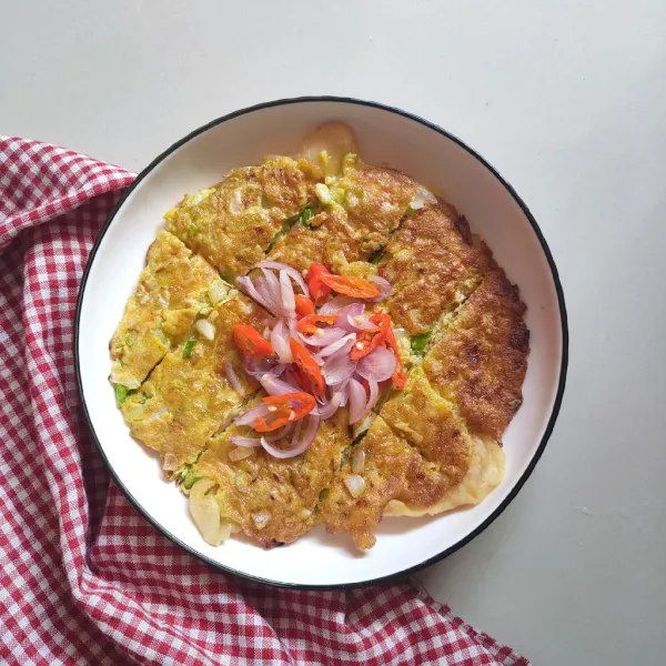 Sajikan martabak dengan acar bawang.