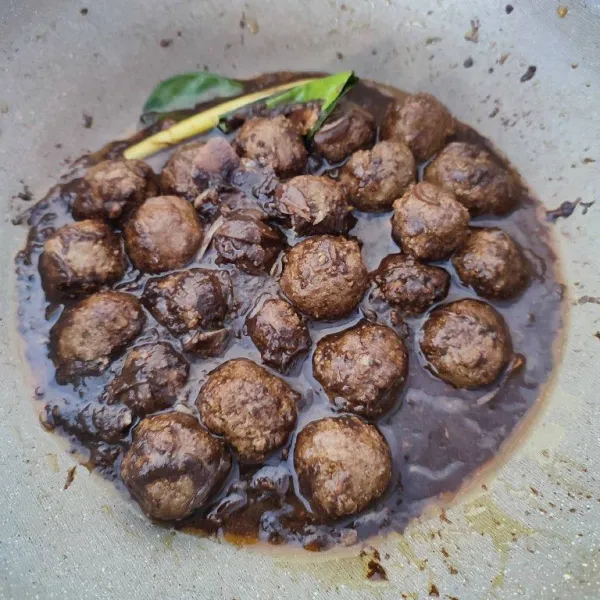 Tambahkan 3 sendok sayur air rebusan, masak sampai bumbu meresap.