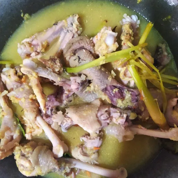 Masukan ayam, tambahkan air laldu lalu masak hingga mendidih.