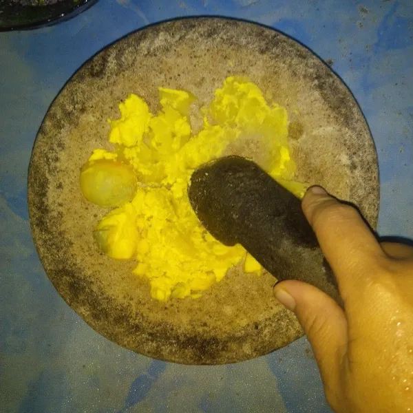 Haluskan kentang dan kuning telur.