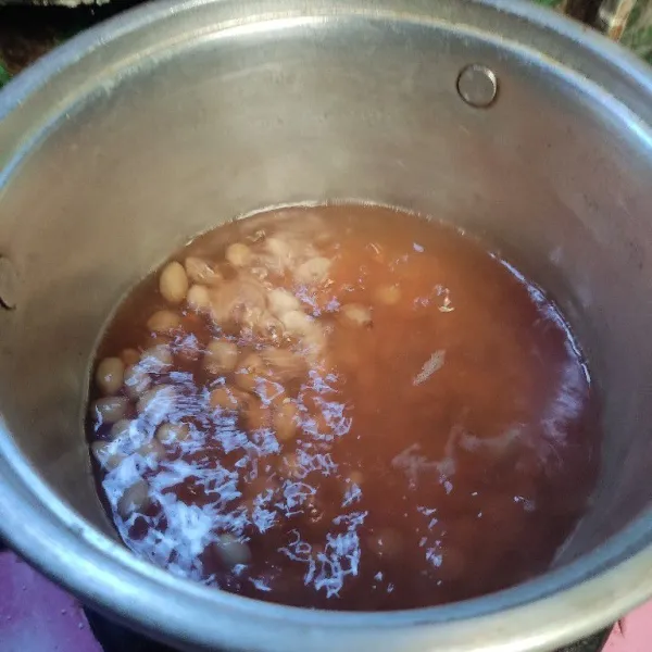 Didihkan air, kemudian masukkan kacang tanah. Rebus hingga empuk.