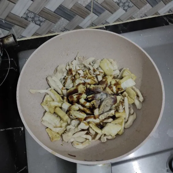 Masukkan tahu kemudian bumbui dengan minyak wijen, saos tiram, lada bubuk, gula, dan garam.