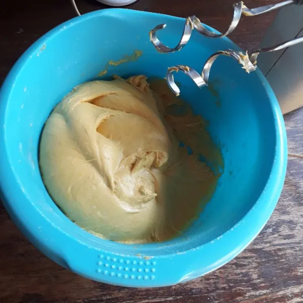Tambahkan air, uleni hingga rata. Masukkan garam dan margarin, uleni dengan mixer spiral hingga kalis (15 menit).