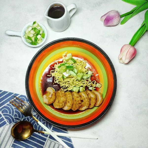 Penyajian: potong-potong pempek lenjer yang sudah di goreng, lalu tata diatas piring saji. Siram dengan kuah cuko dan sajikan dengan bahan pelengkap lainnya.