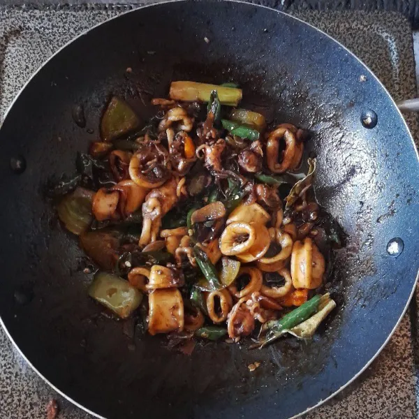 Masak sebentar hingga semua bumbu rata dan cumi empuk, sajikan hangat.