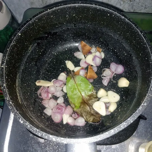 Tumis bawang merah, bawang putih, daun salam dan lengkuas sampai harum dan layu.