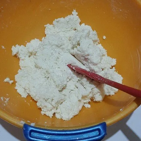 Parut singkong yang sudah di kupas.