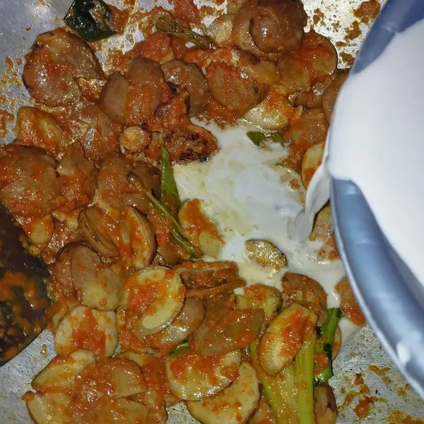 Masukkan santan, aduk.