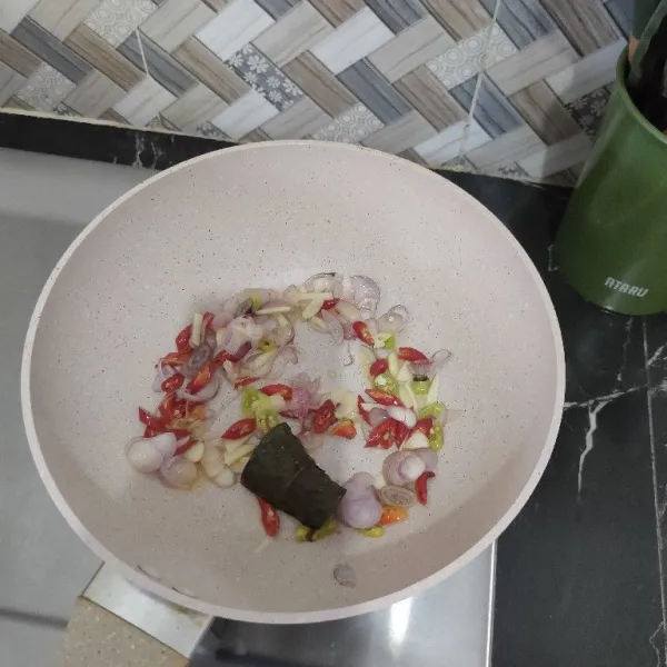 Iris bawang dan cabe kemudin tumis dengan sedikit minyak, tambahkan daun salam tumis hingga bumbu harum.