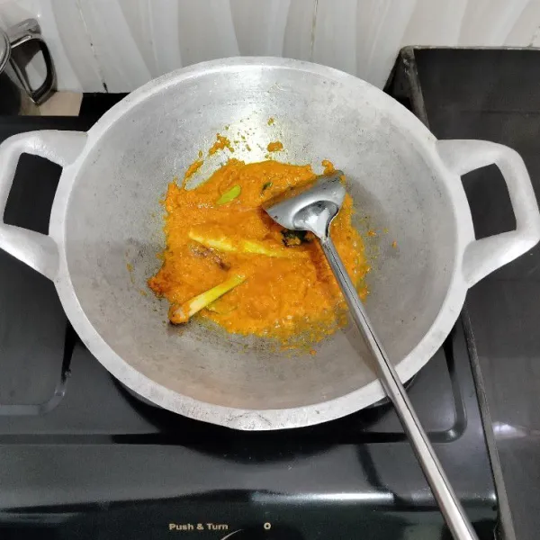 Panaskan minyak sayur. Tumis bumbu halus, serai, daun jeruk, dan kayu manis hingga bumbu matang. Angkat dan sisihkan.