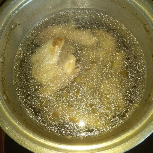 Rebus air secukupnya, kemudian masukkan potongan ayam, didihkan dan masak hingga ayam empuk. Buang kotoran yang mengambang di atas permukaan air.