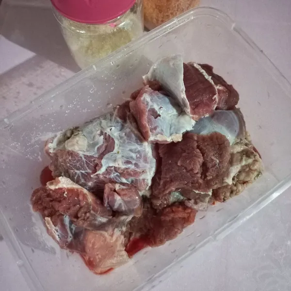 Siapkan daging sapi, biasanya bagian has dalam. Potong-potong sesuai selera.