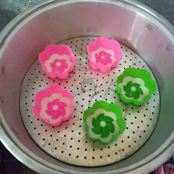 Oles cetakan dengan minyak. Panaskan kukusan. Tuang bagian putih sedikit saja, kukus selama 3 menit.
