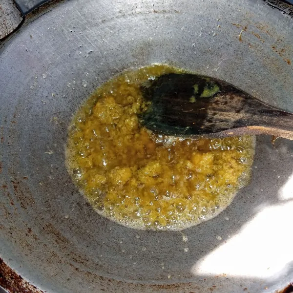 Saring sisa bumbu ungkep. Kemudian goreng sampai kuning kecoklatan. Angkat dan tuang diatas ayam dan siap disajikan.