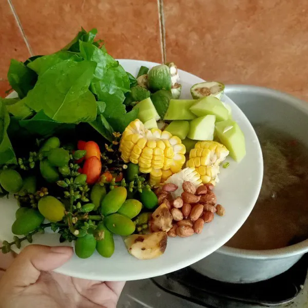 Masukkan bahan yang bertekstur keras atau bisa juga masukkan semuanya agar lebih praktis dan lengkuas.