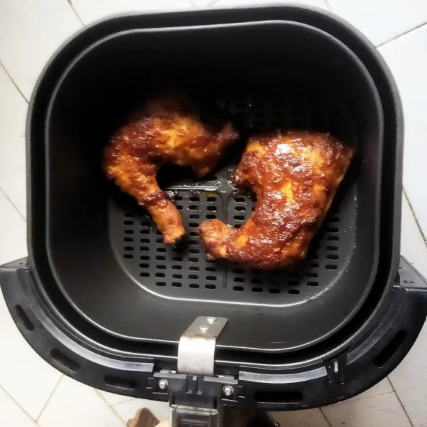 Angkat ayam lalu bakar di air fryer sambil dioles sisa bumbu hingga matang kecoklatan, dan ulangi di sisi berikutnya. Sajikan dengan nasi serta lalapan labu siam dan sambal.