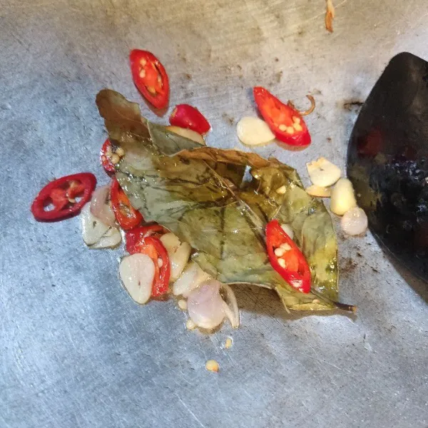 Tumis bumbu hingga wangi dan layu.